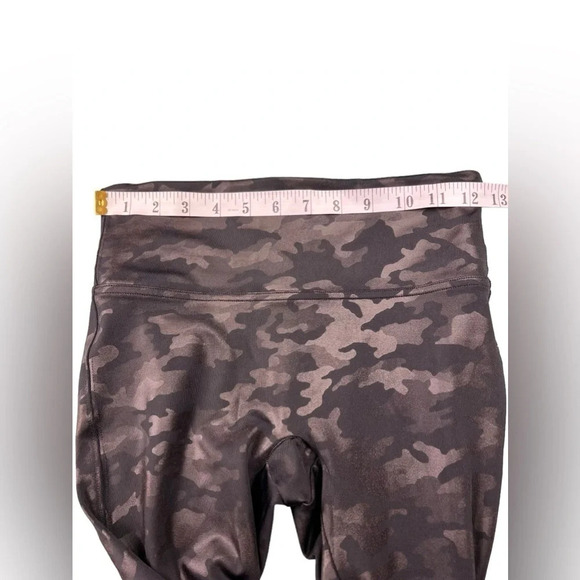SPANX Womens Faux Leather Camo Leggings Size S Petite Elastic Waist Shaping - Picture 7 of 10